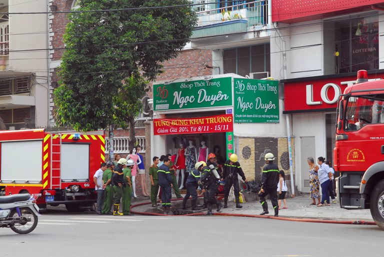 Cháy shop thời trang, nhiều người tháo chạy ảnh 1